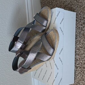 Andre Assous sz 8.5 Pewter Paloma Sandals